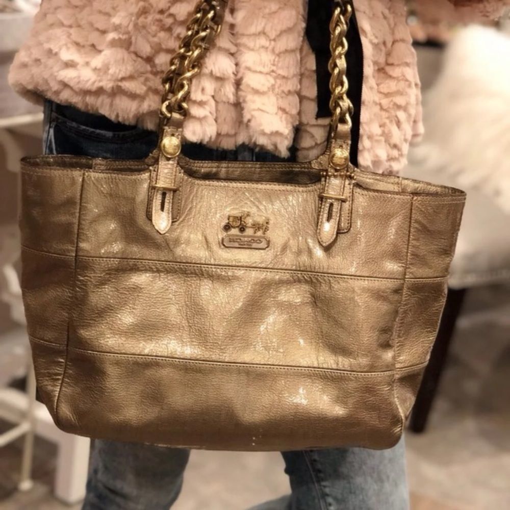 Rare
metallic gold Coach Purse